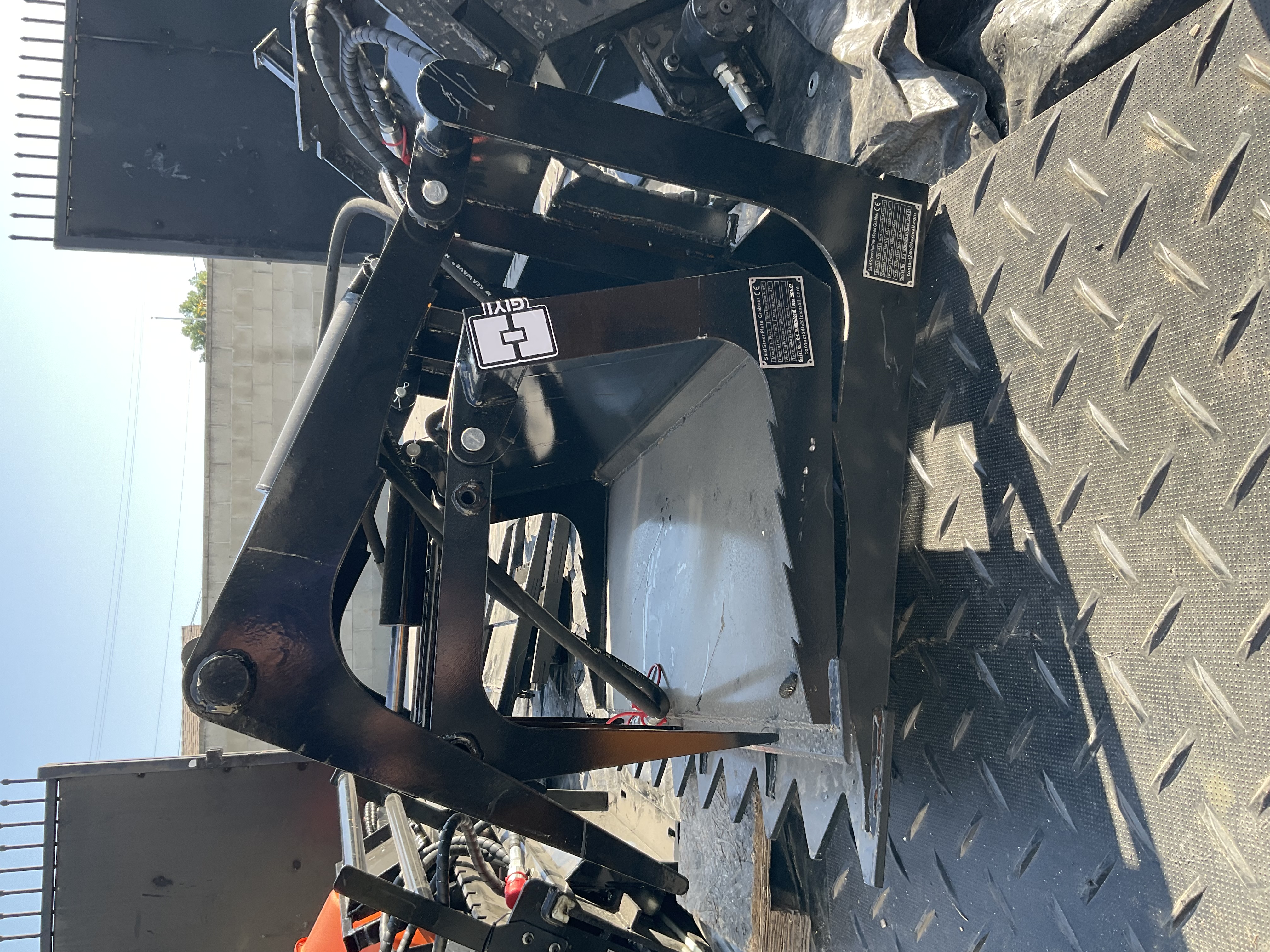 Mini Skid Steer Hydraulic Grapple Bucket — 44 in — GIYI GY-HWG44